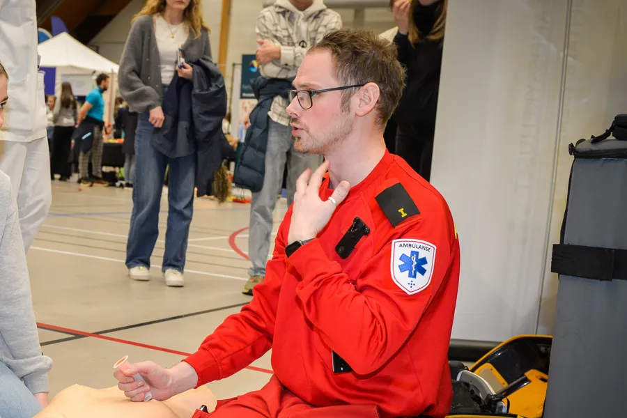 En person i rød jakke