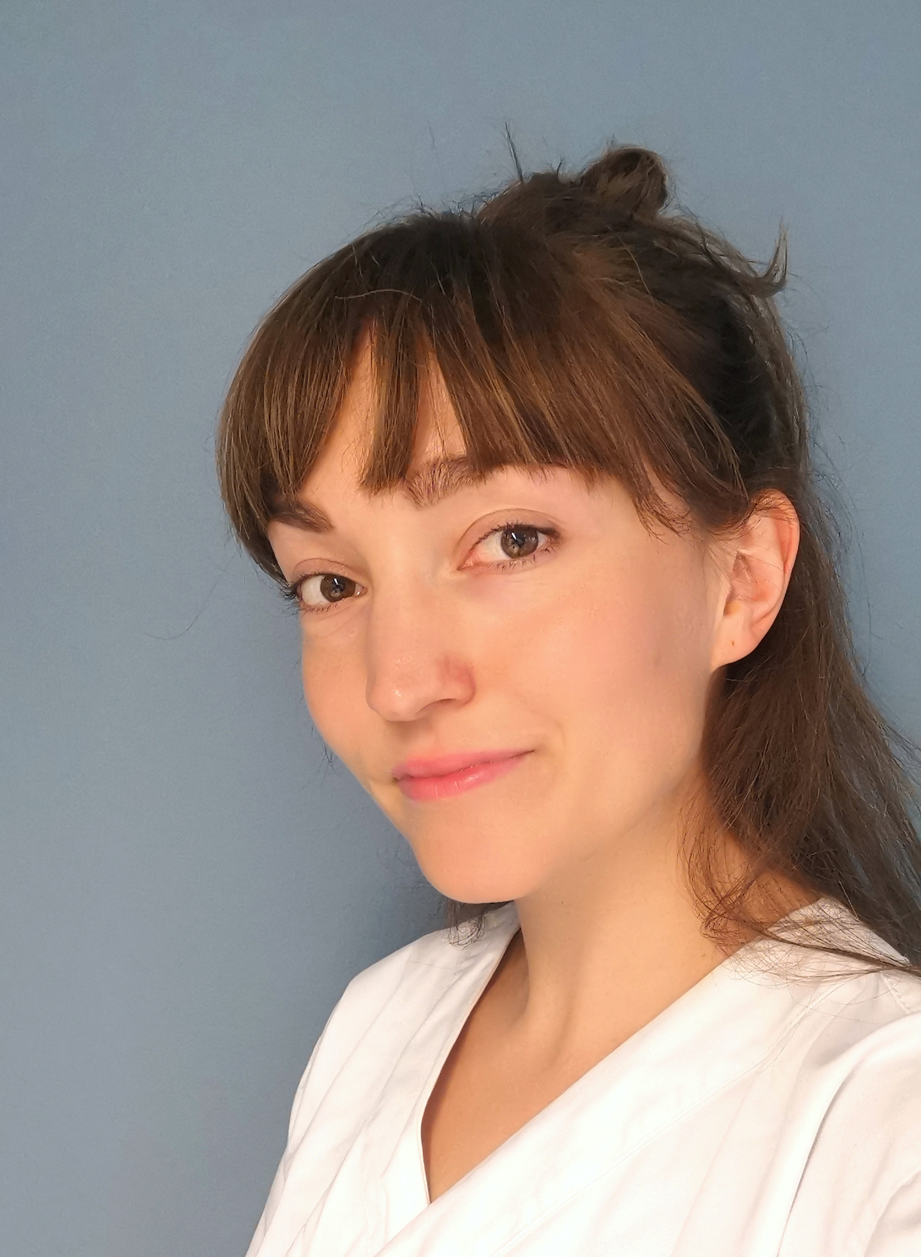 En kvinne med brunt hår