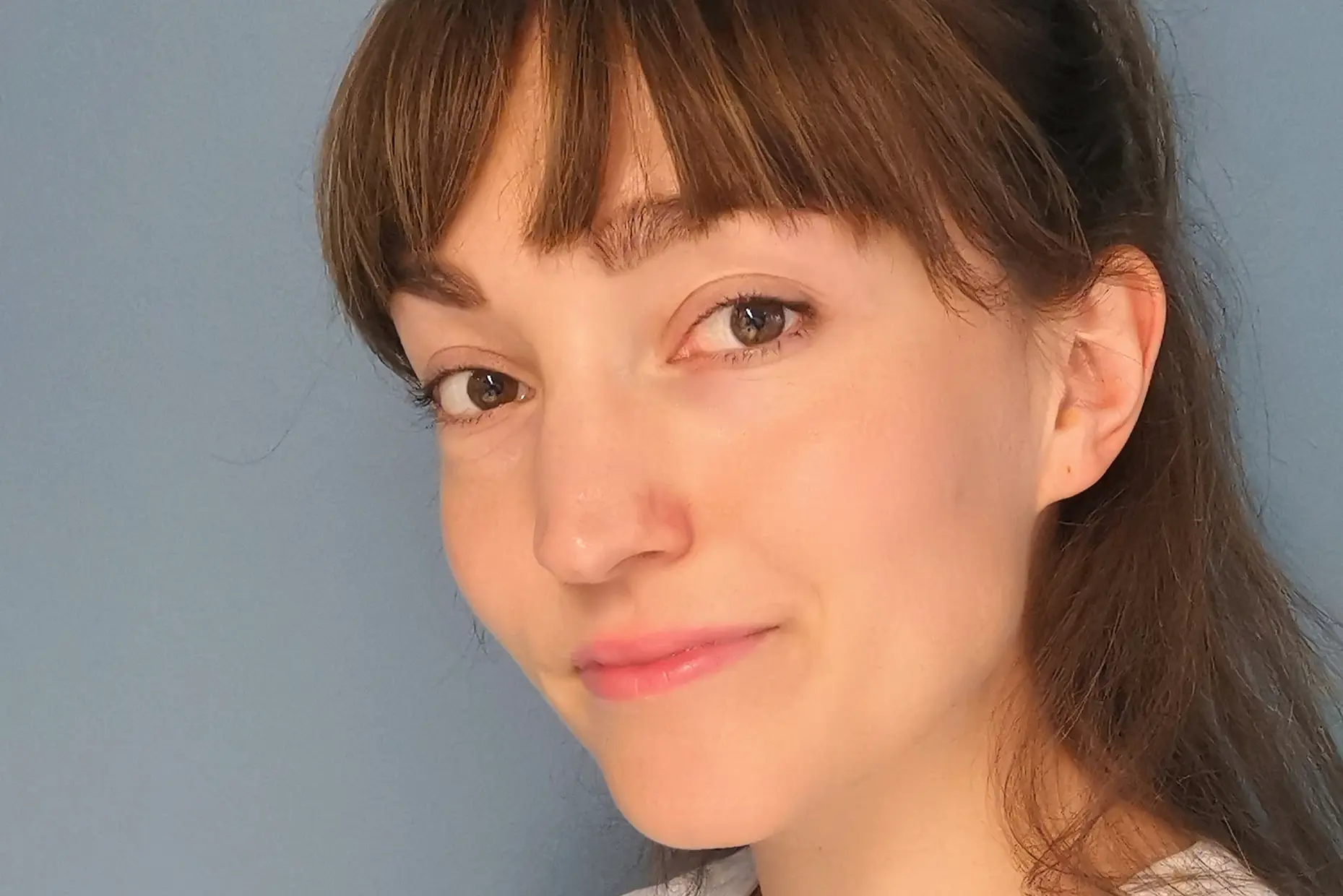 En kvinne med brunt hår