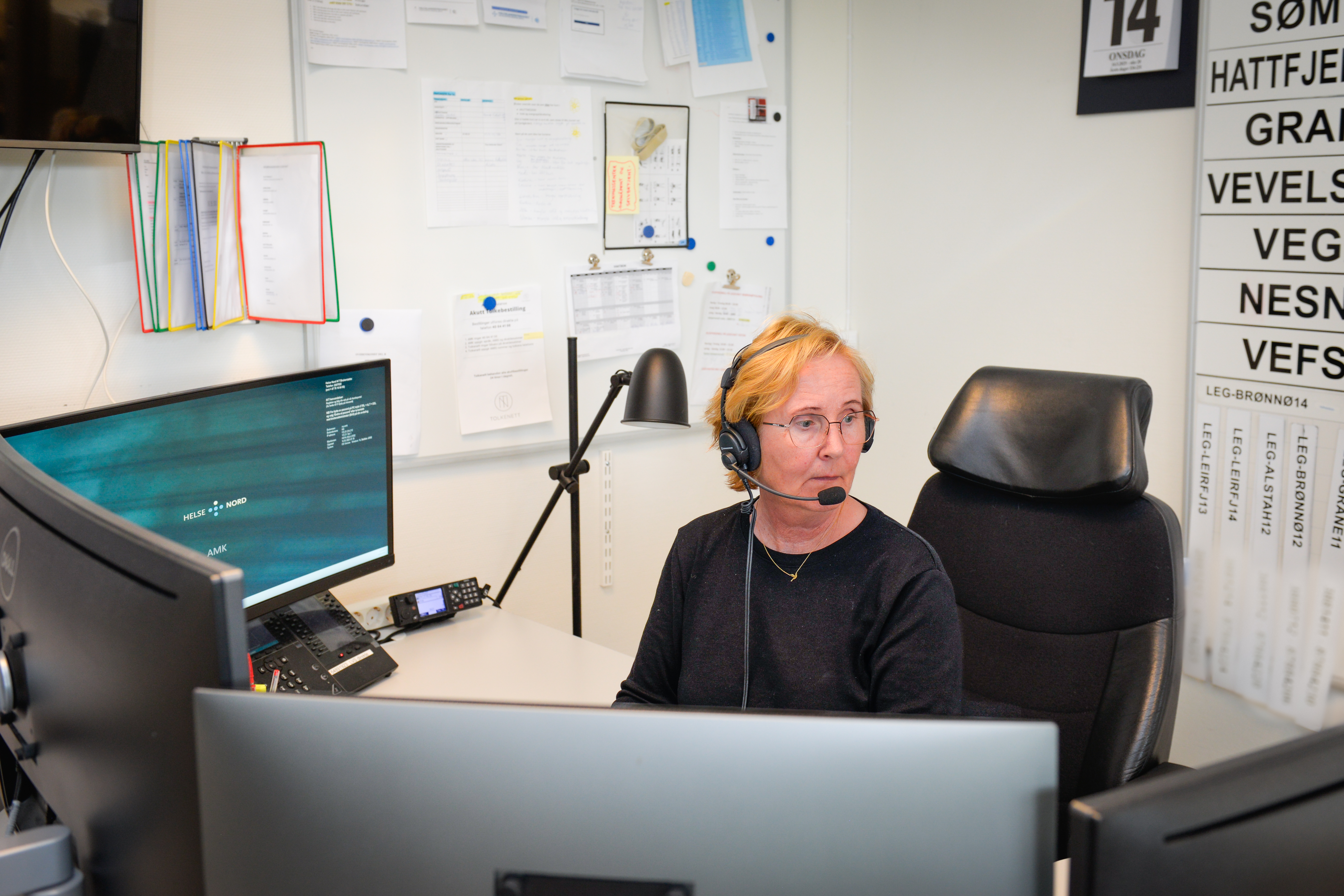 En dame snakker i telefonen