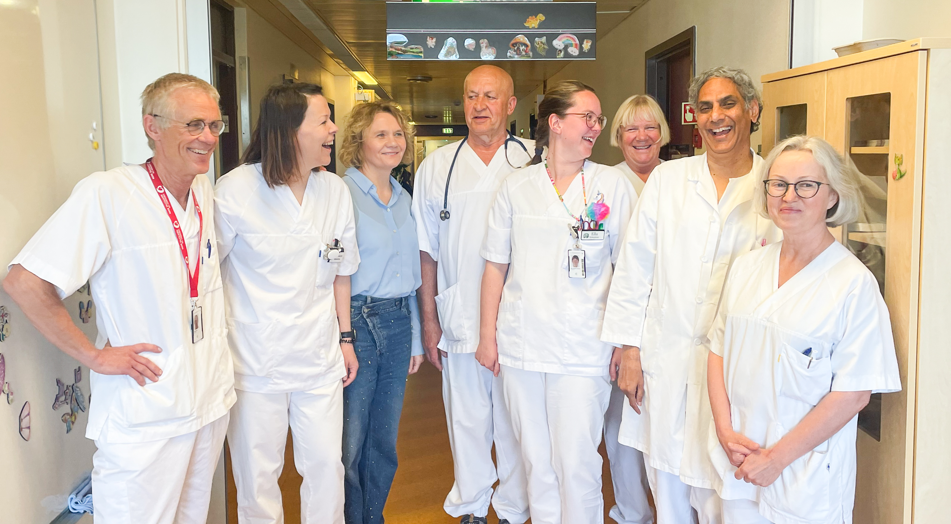 En gruppe mennesker som poserer for et bilde