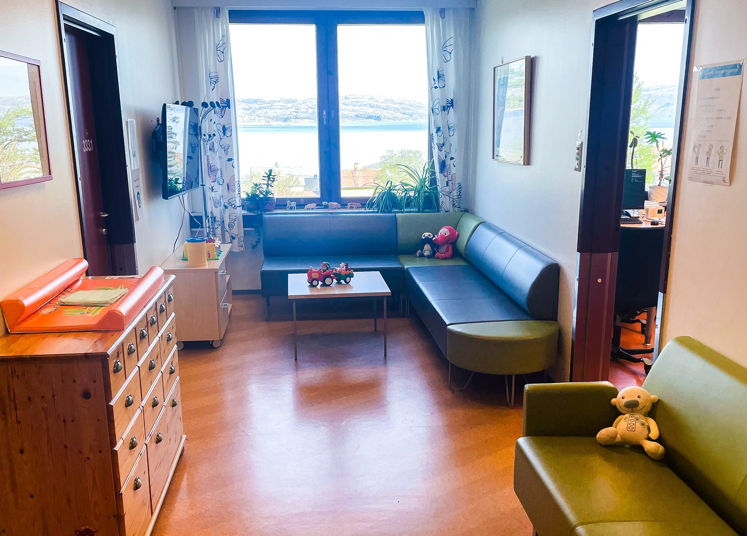 Et venterom hvor det sitter bamser i sofaen