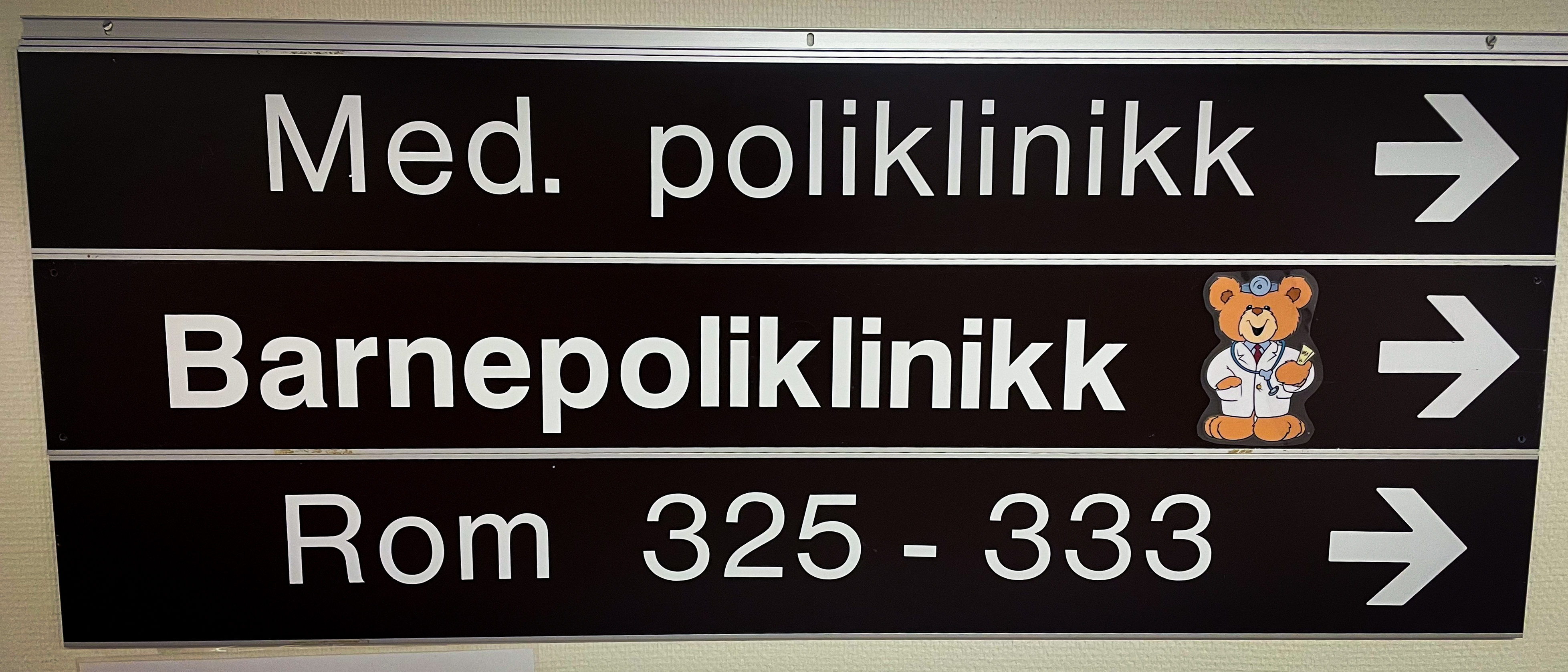Skilt på veggen til barnepolikllinikken