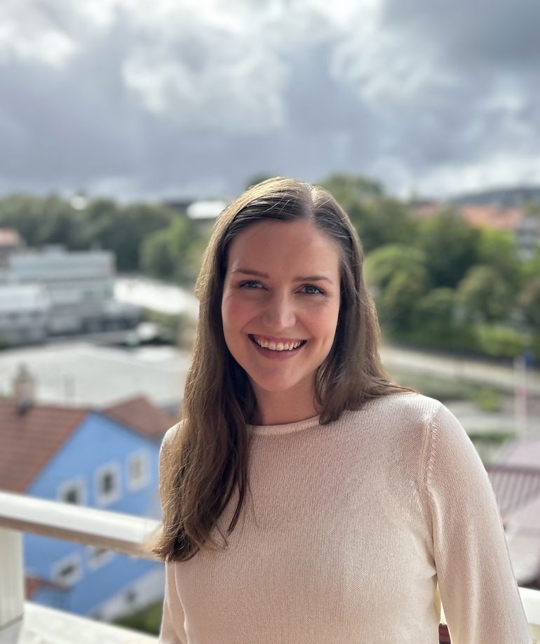 En person som smiler til kameraet