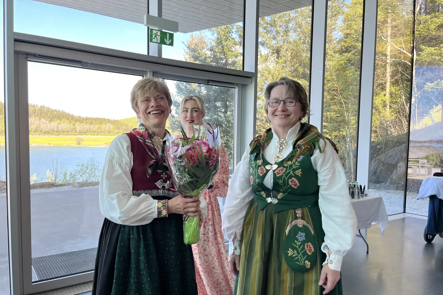 En gruppe kvinner som poserer for et bilde