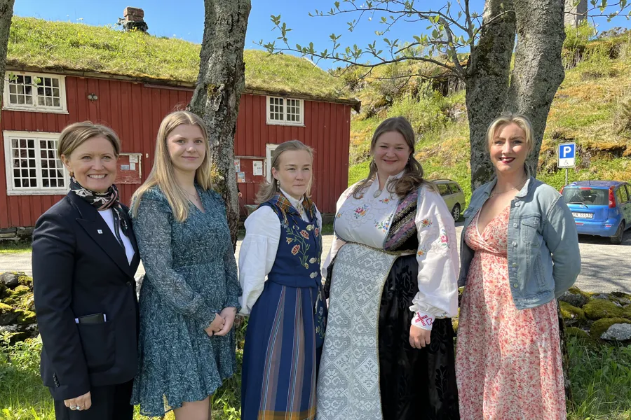 En gruppe mennesker som poserer for et bilde