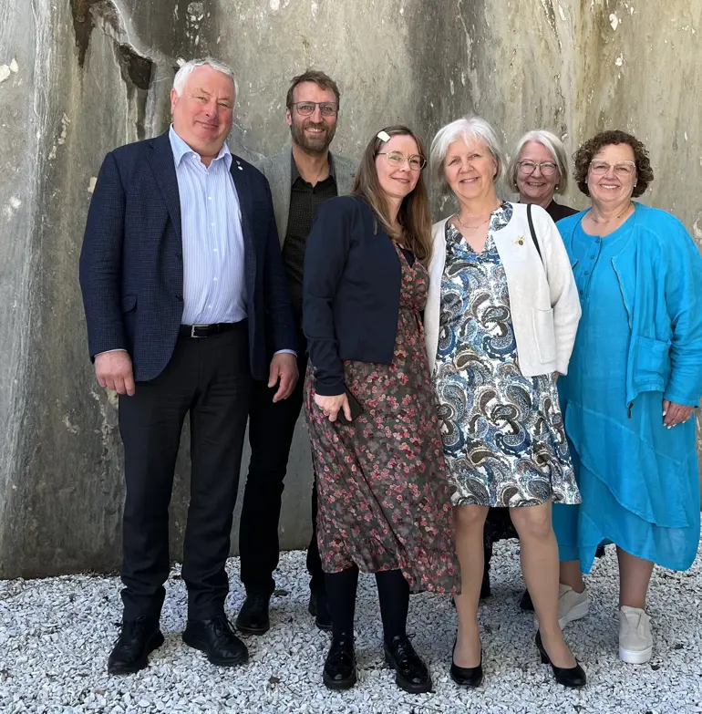 En gruppe mennesker som poserer for et bilde