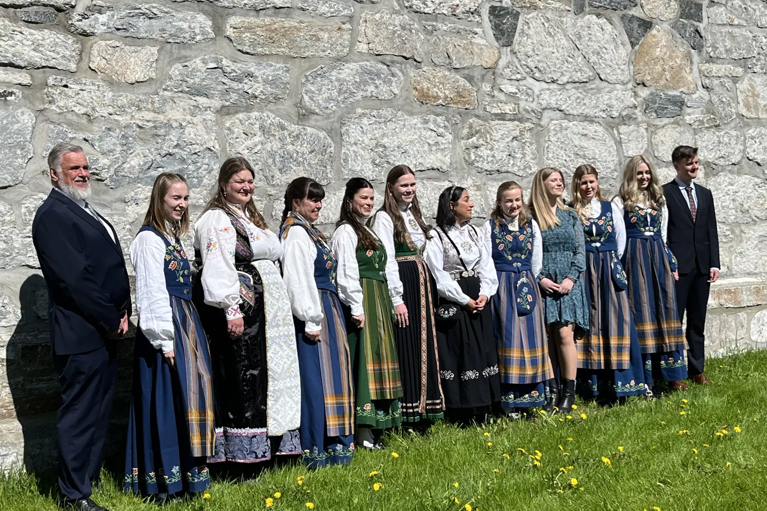En gruppe mennesker som poserer for et bilde