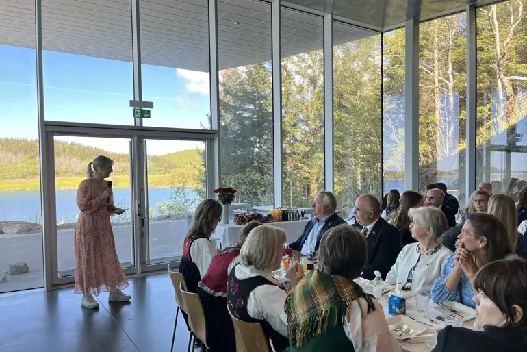 En gruppe mennesker som sitter ved bord