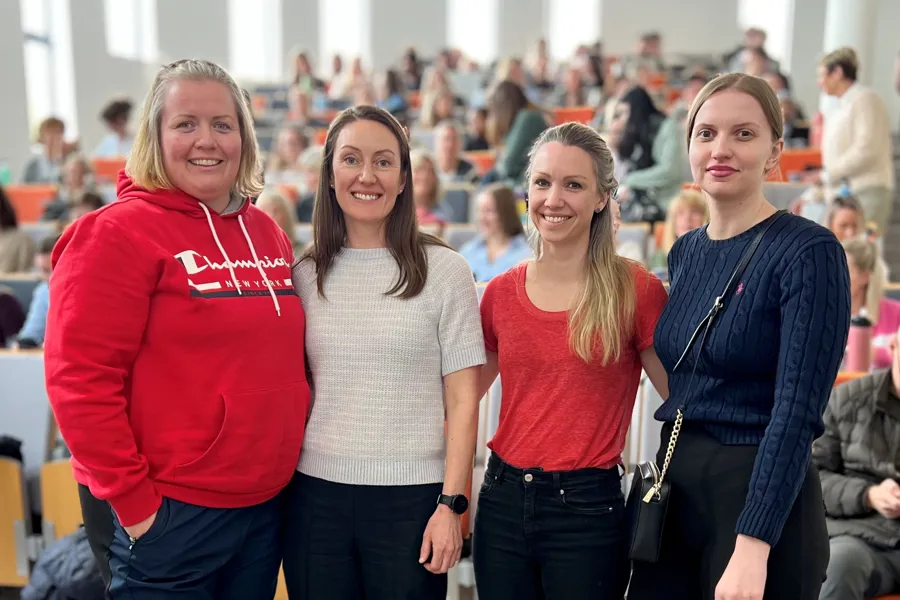 En gruppe kvinner som poserer for et bilde