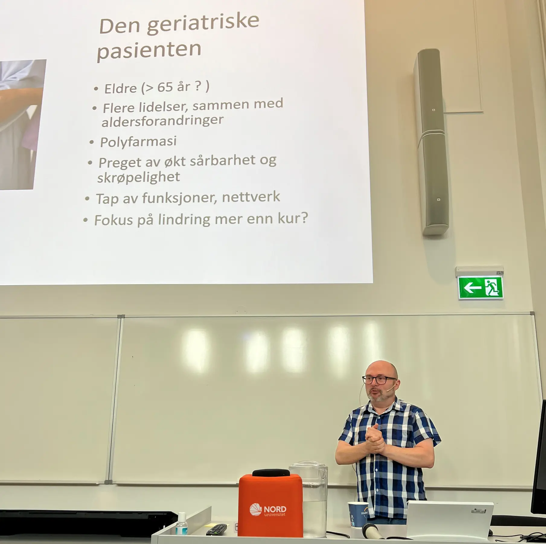 En mann som står foran en tavle