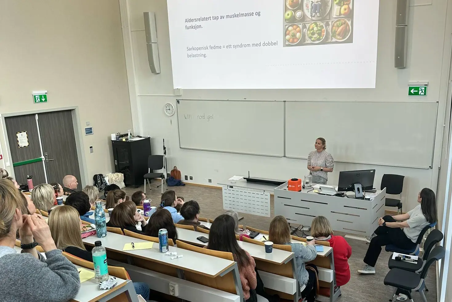 En person som underviser en klasse