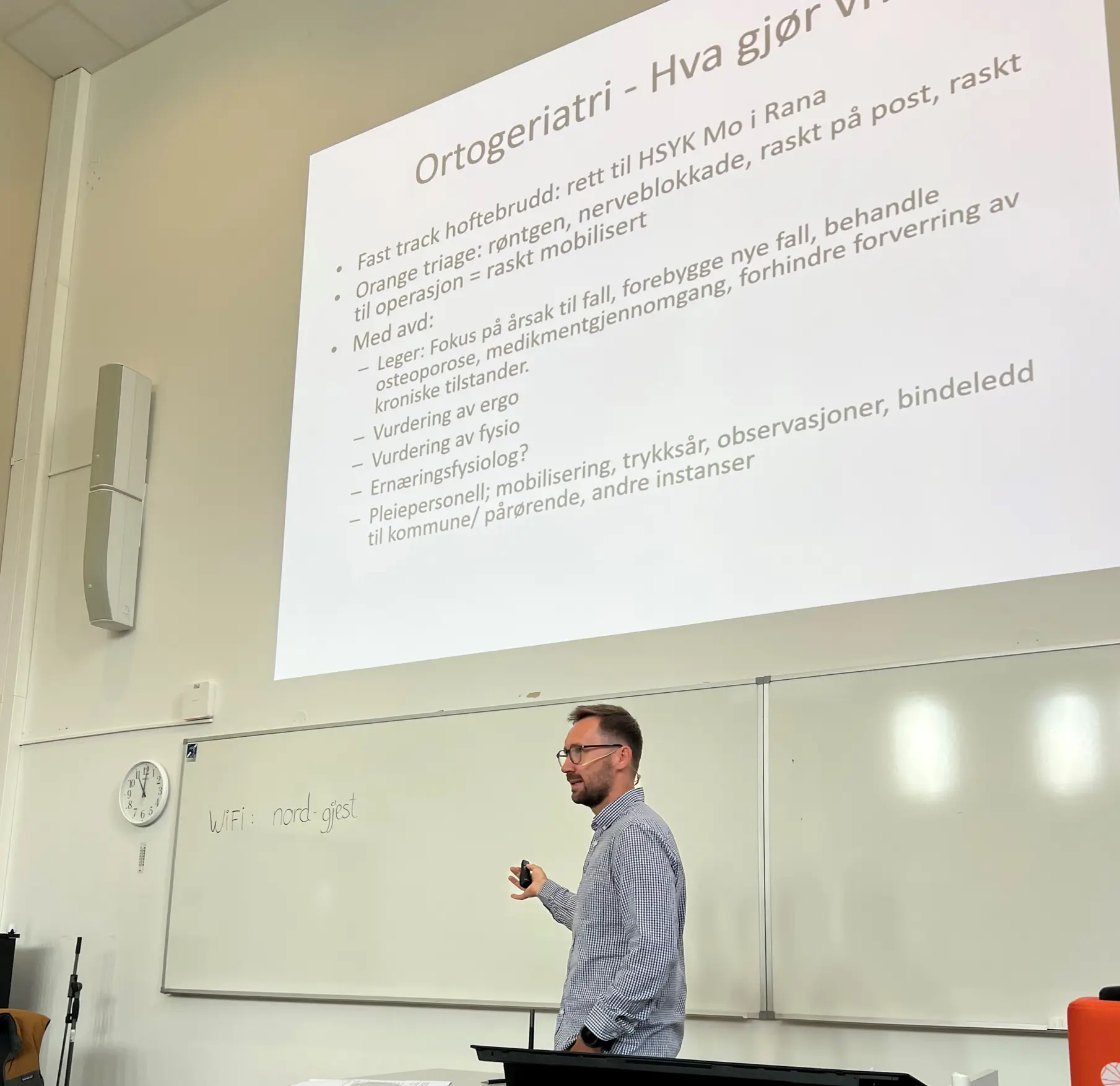 En mann som står foran en tavle