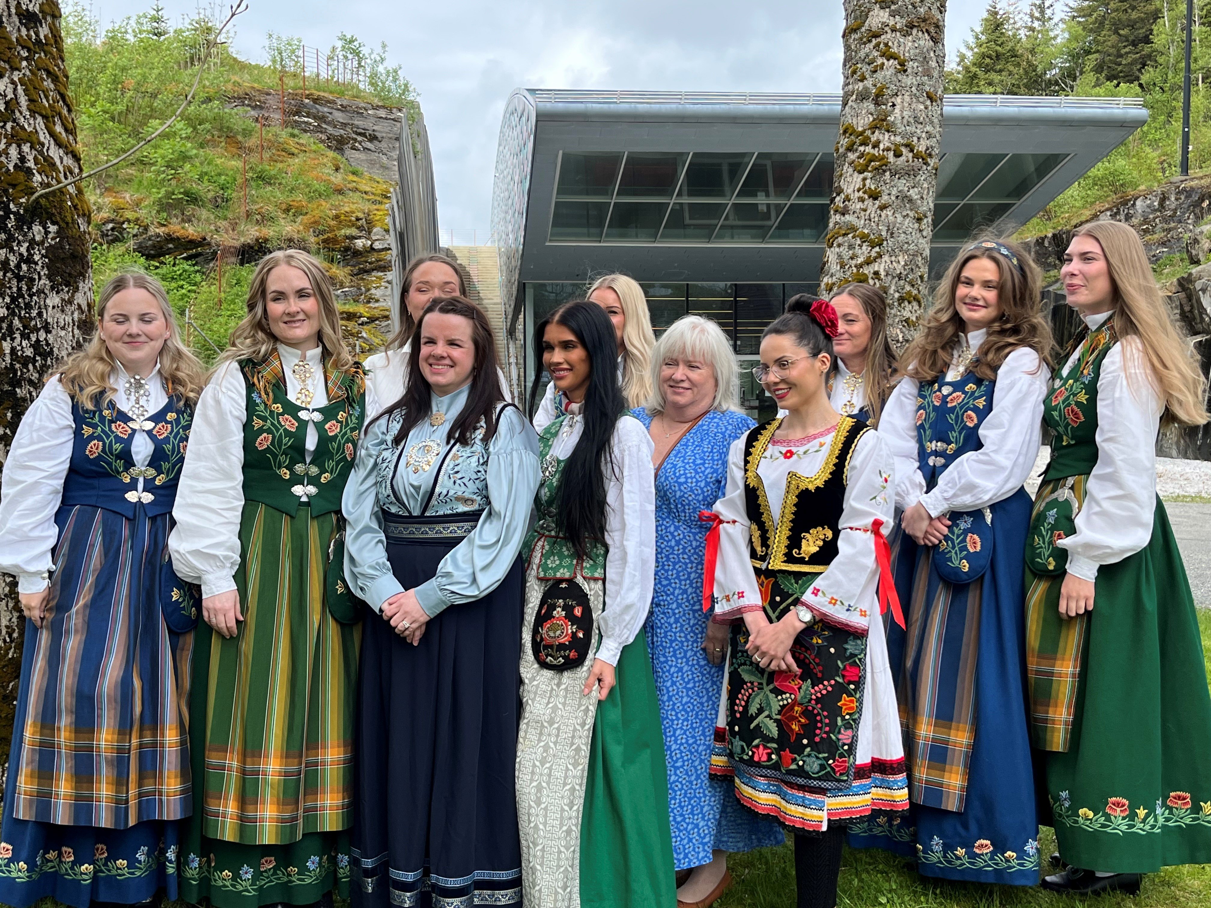 En gruppe kvinner som poserer for et bilde