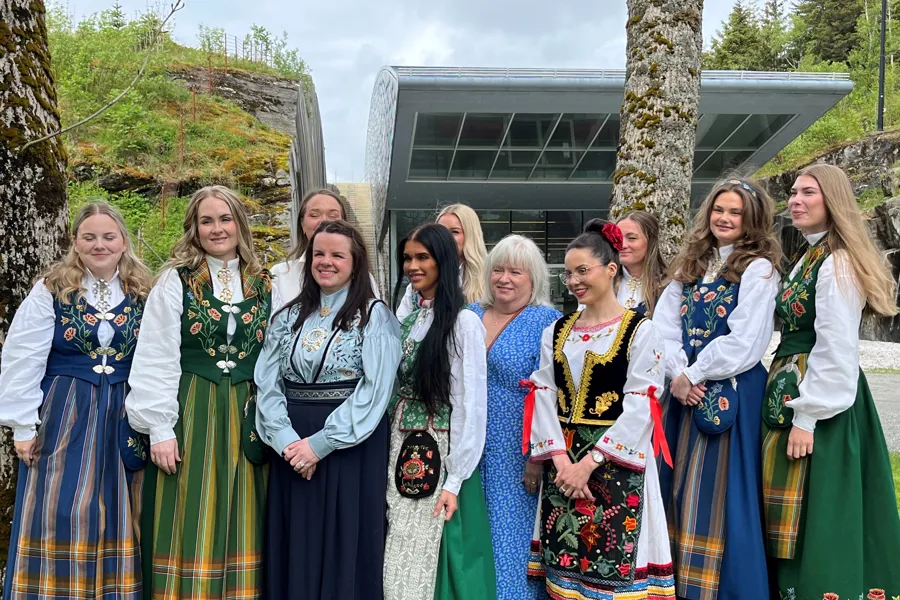 En gruppe kvinner som poserer for et bilde