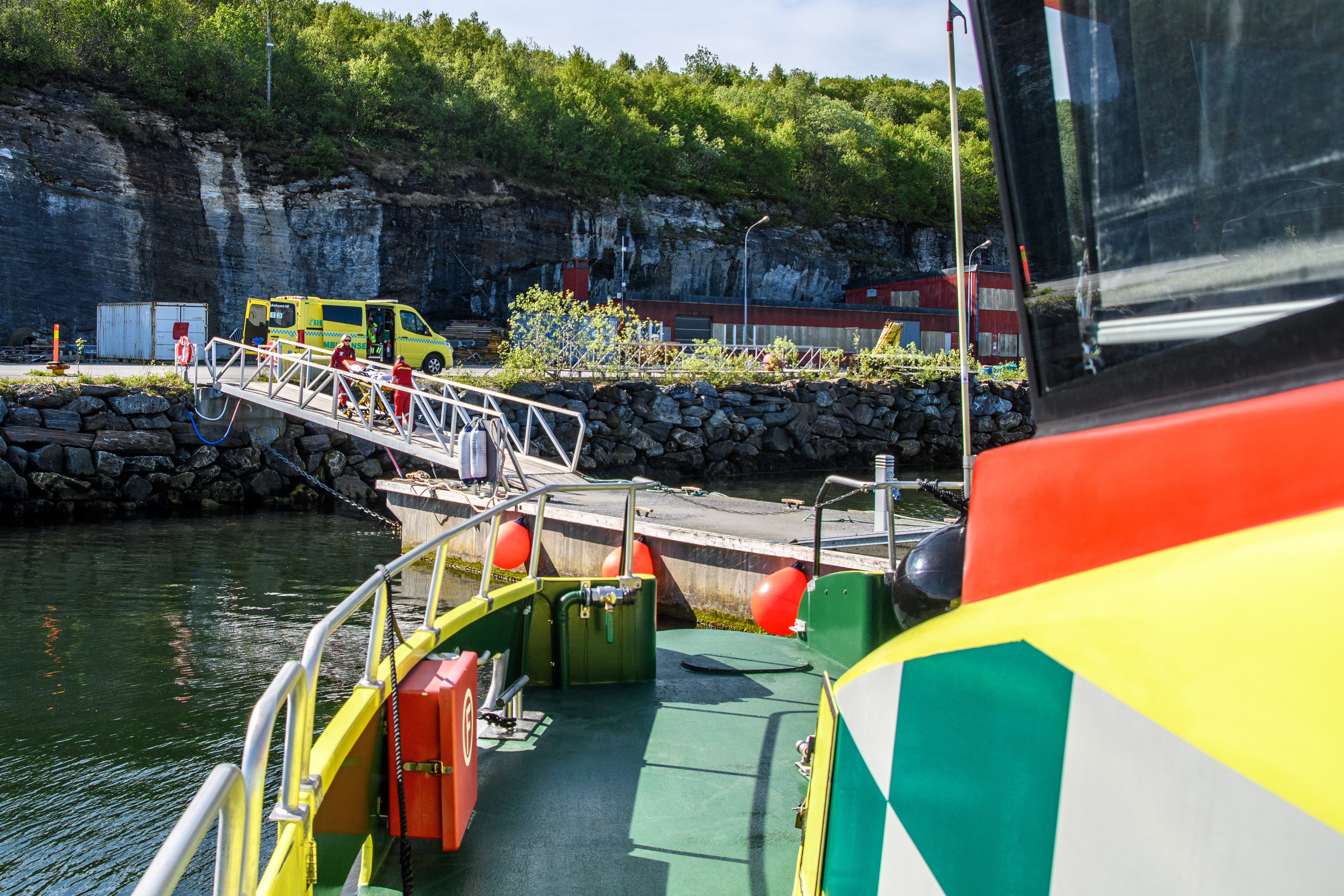 Ambulansebåt møter ambulansebil