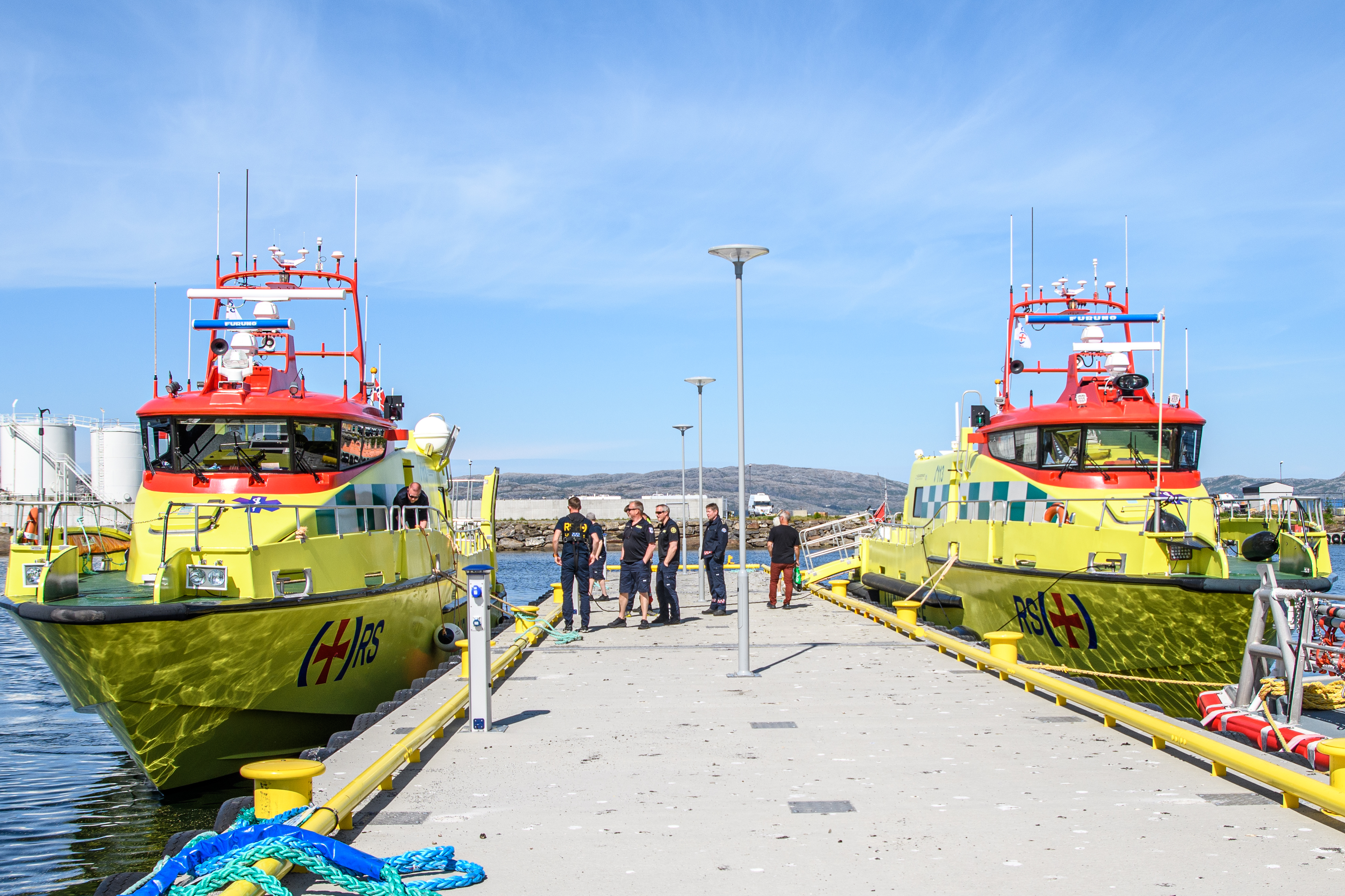 To ambulansebåter ved kai