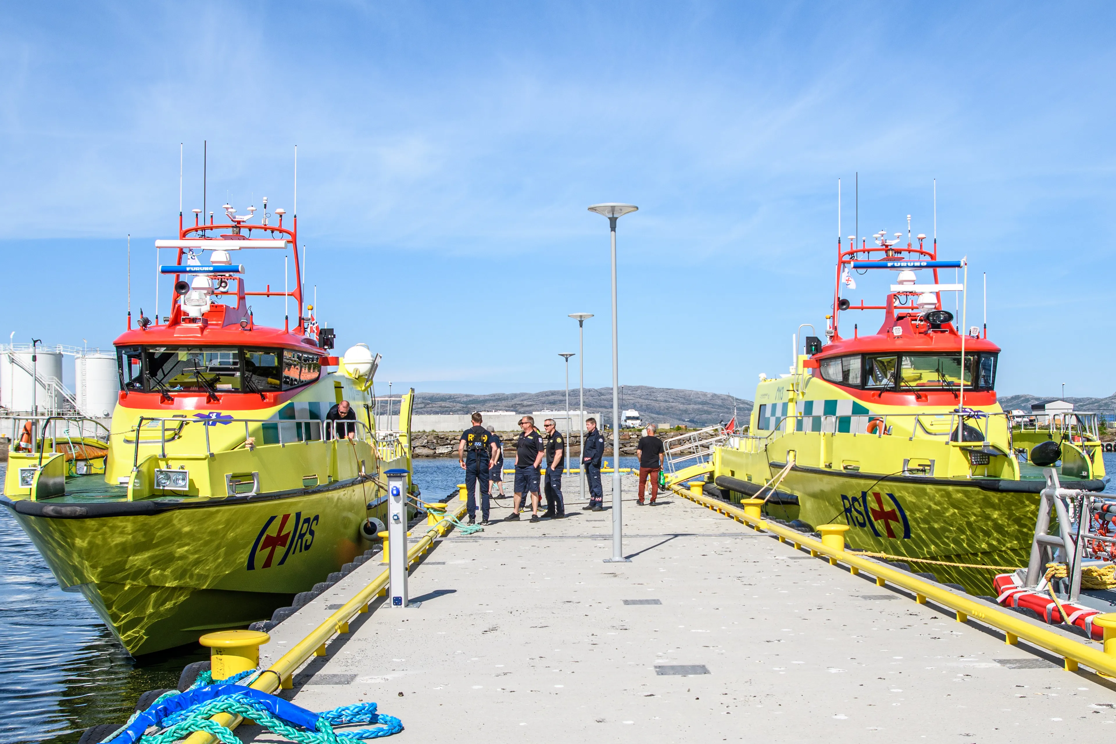 To ambulansebåter ved kai