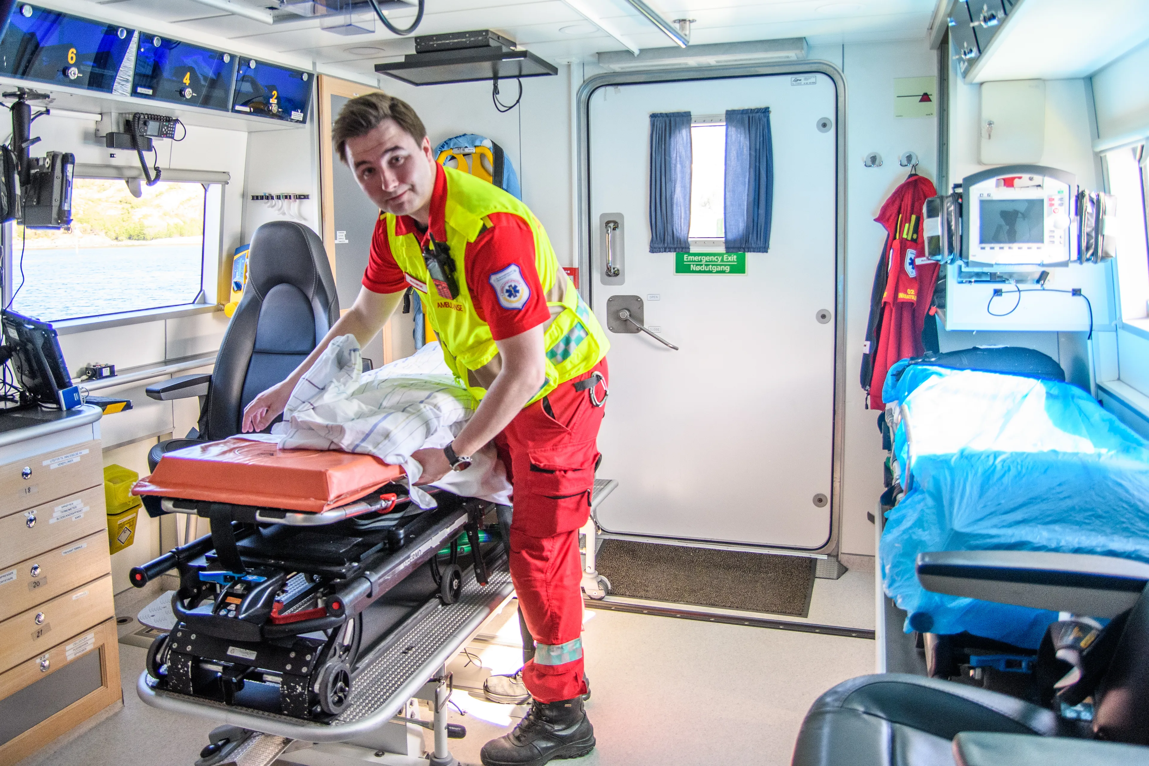 Ambulansearbeider på båt