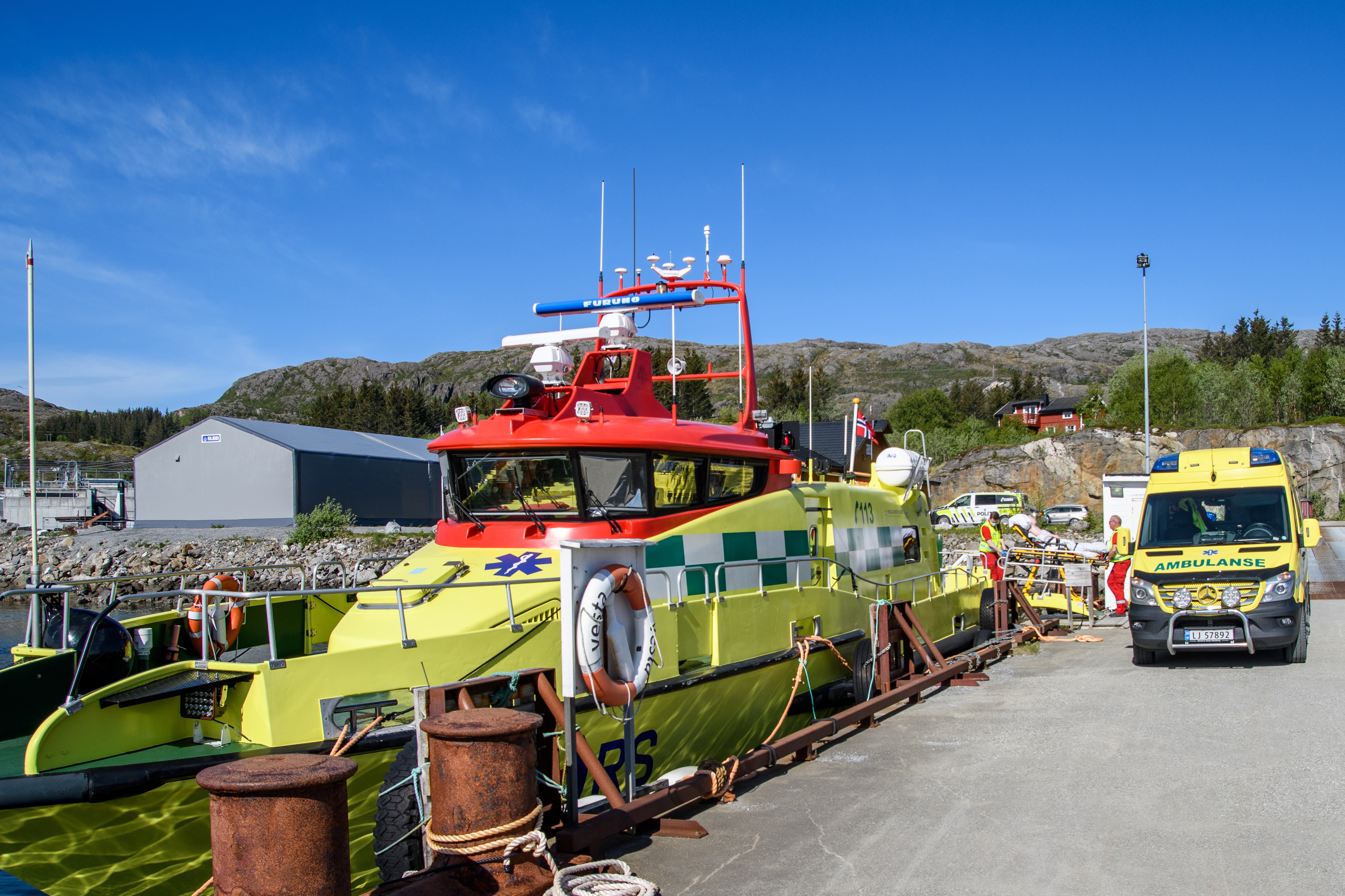 Pasient fra bil til båt