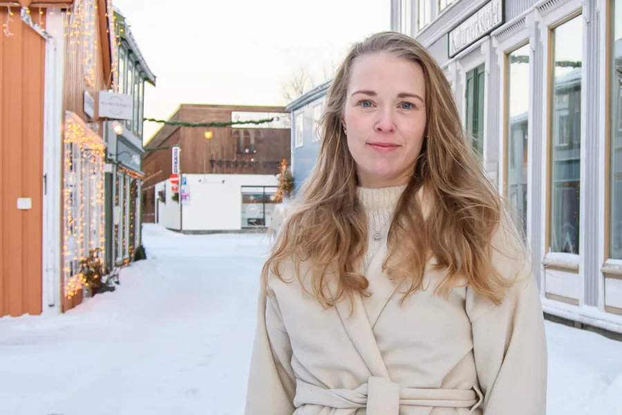 En person som står i snøen