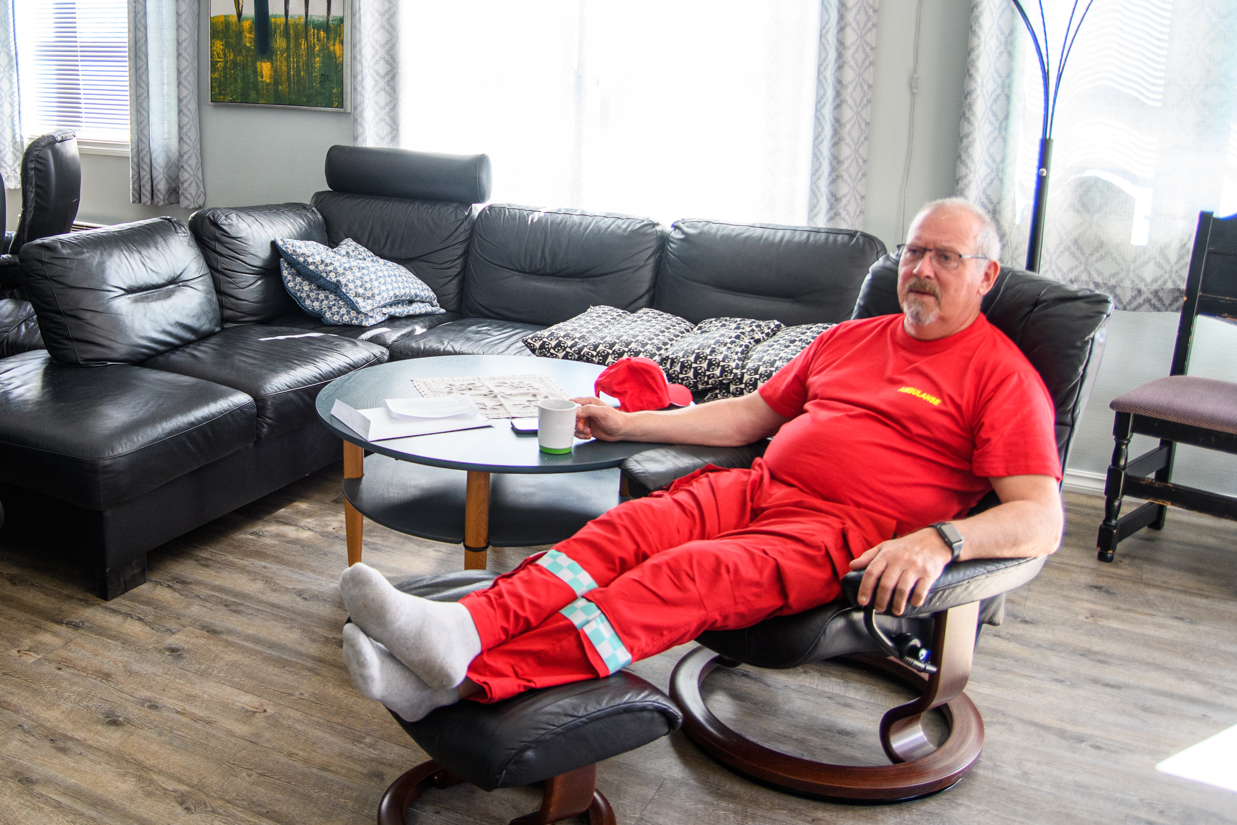 Ambulansearbeider slapper av