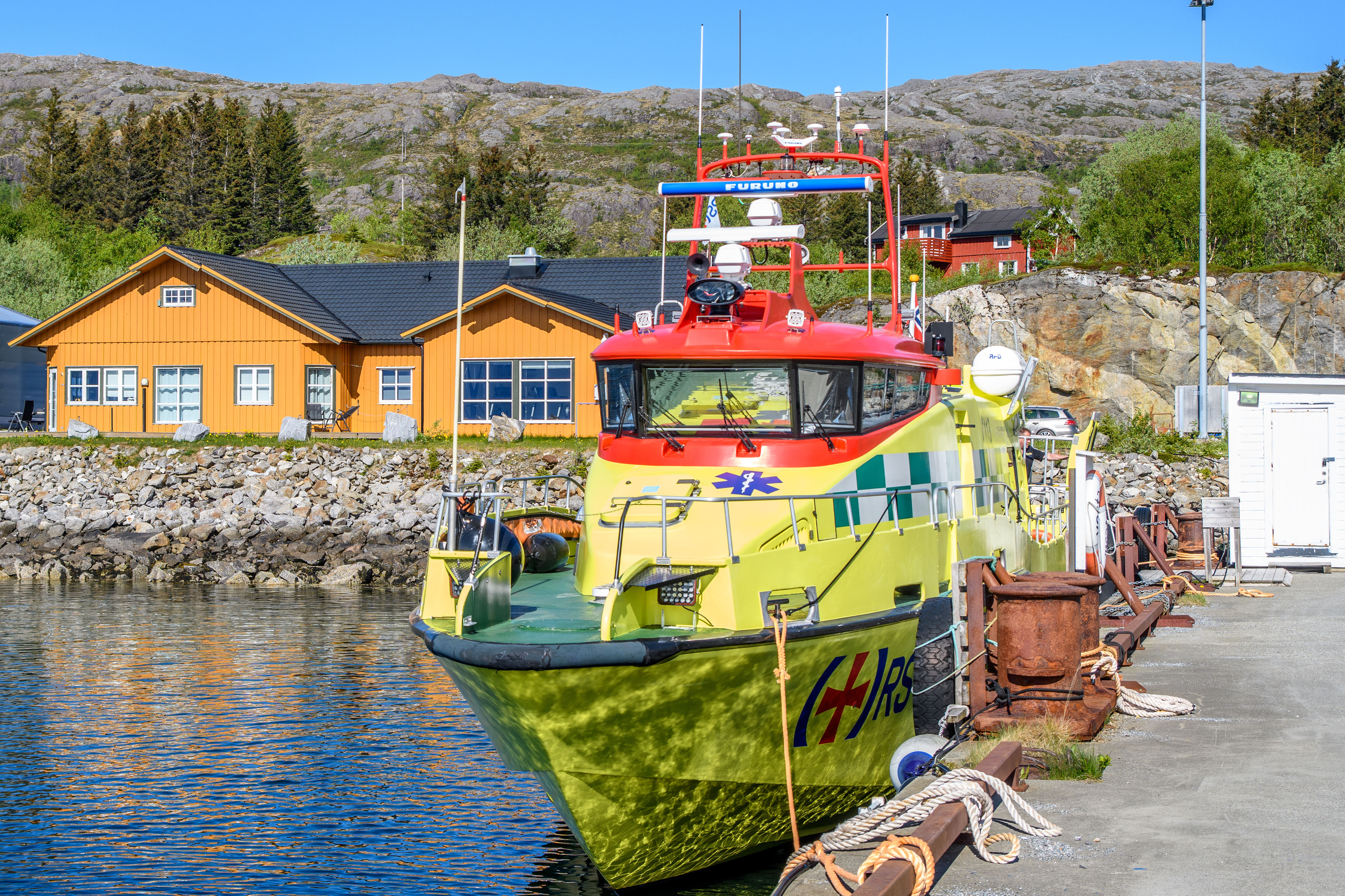 Ambulansebåt ved kai