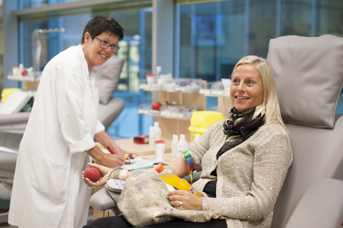 En lege som tar seg av en pasient