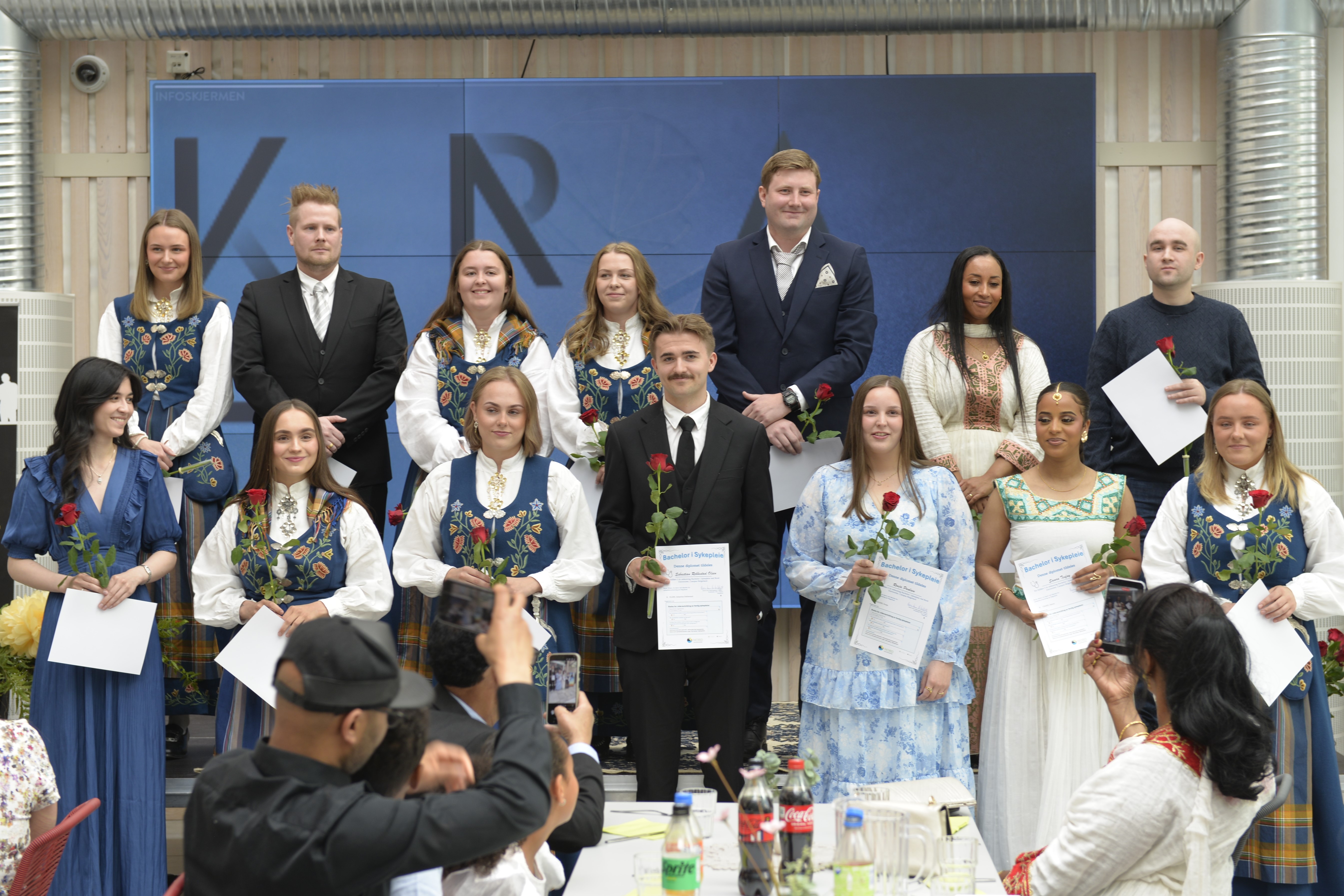 En gruppe mennesker som poserer for et bilde