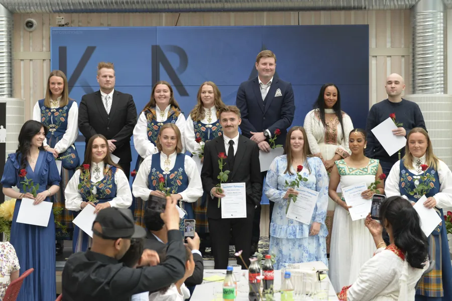 En gruppe mennesker som poserer for et bilde