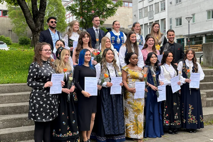 En gruppe mennesker som poserer for et bilde