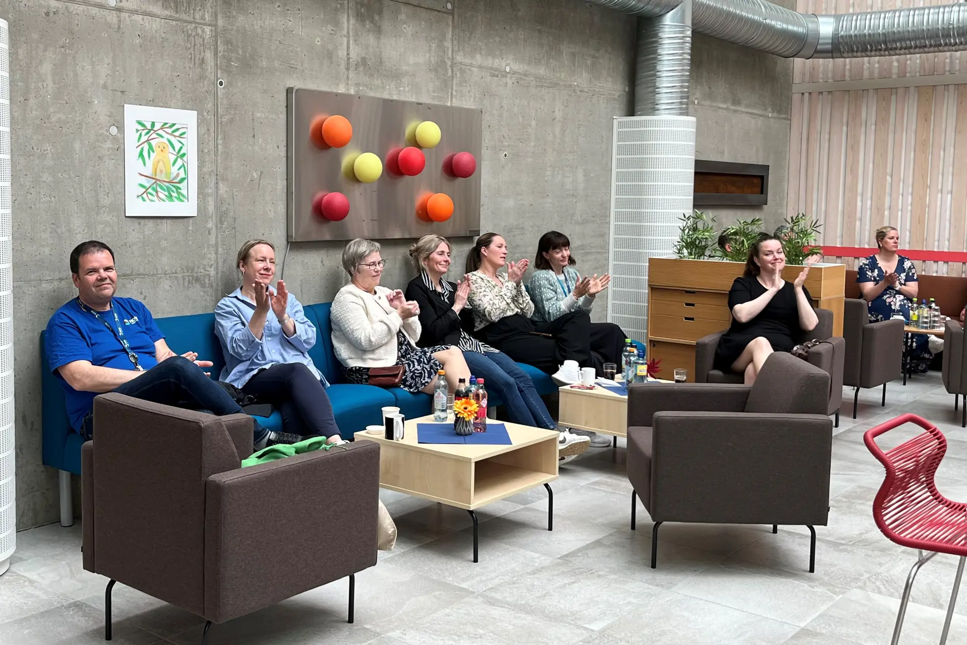 En gruppe mennesker som sitter i stoler