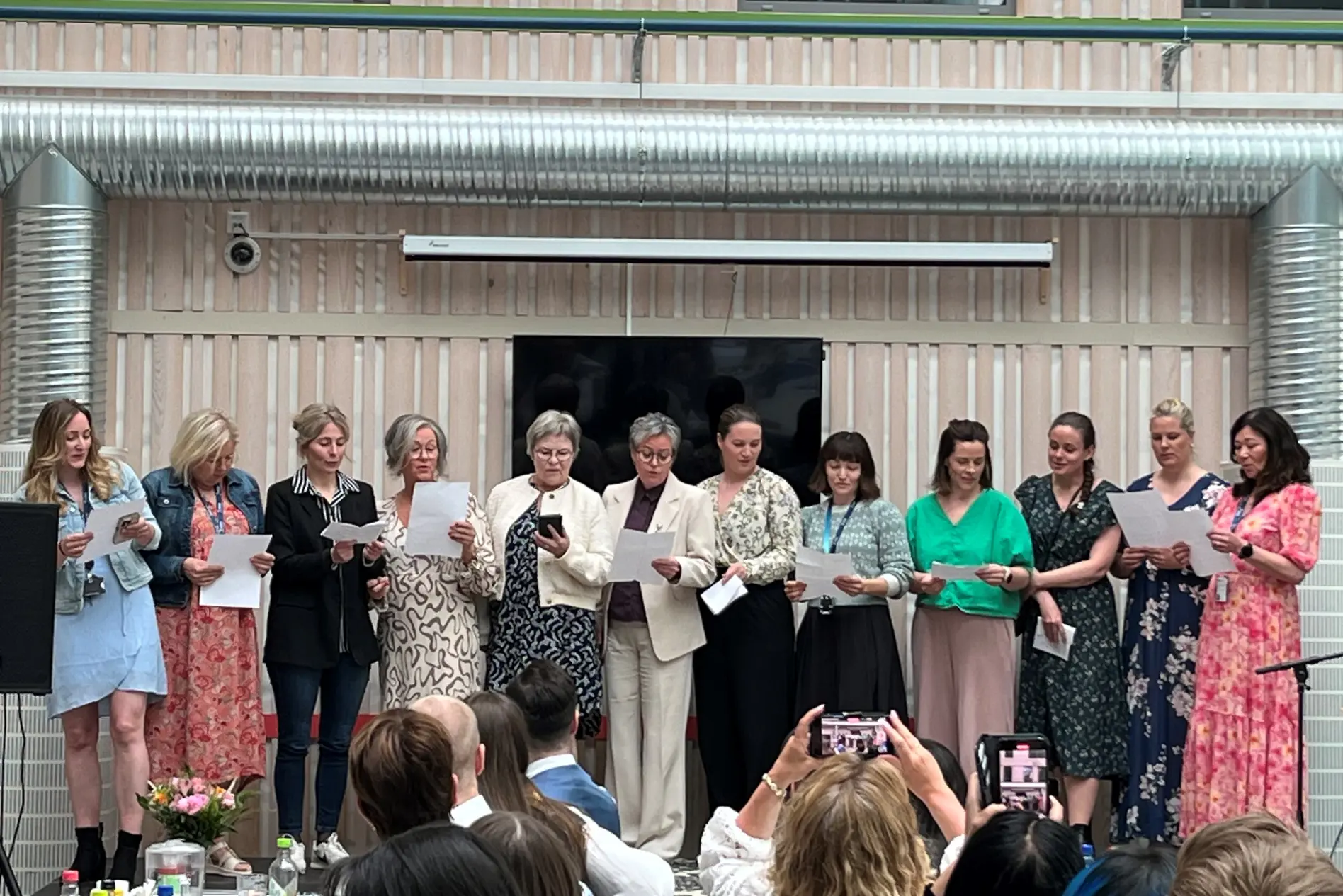 En gruppe mennesker som står sammen