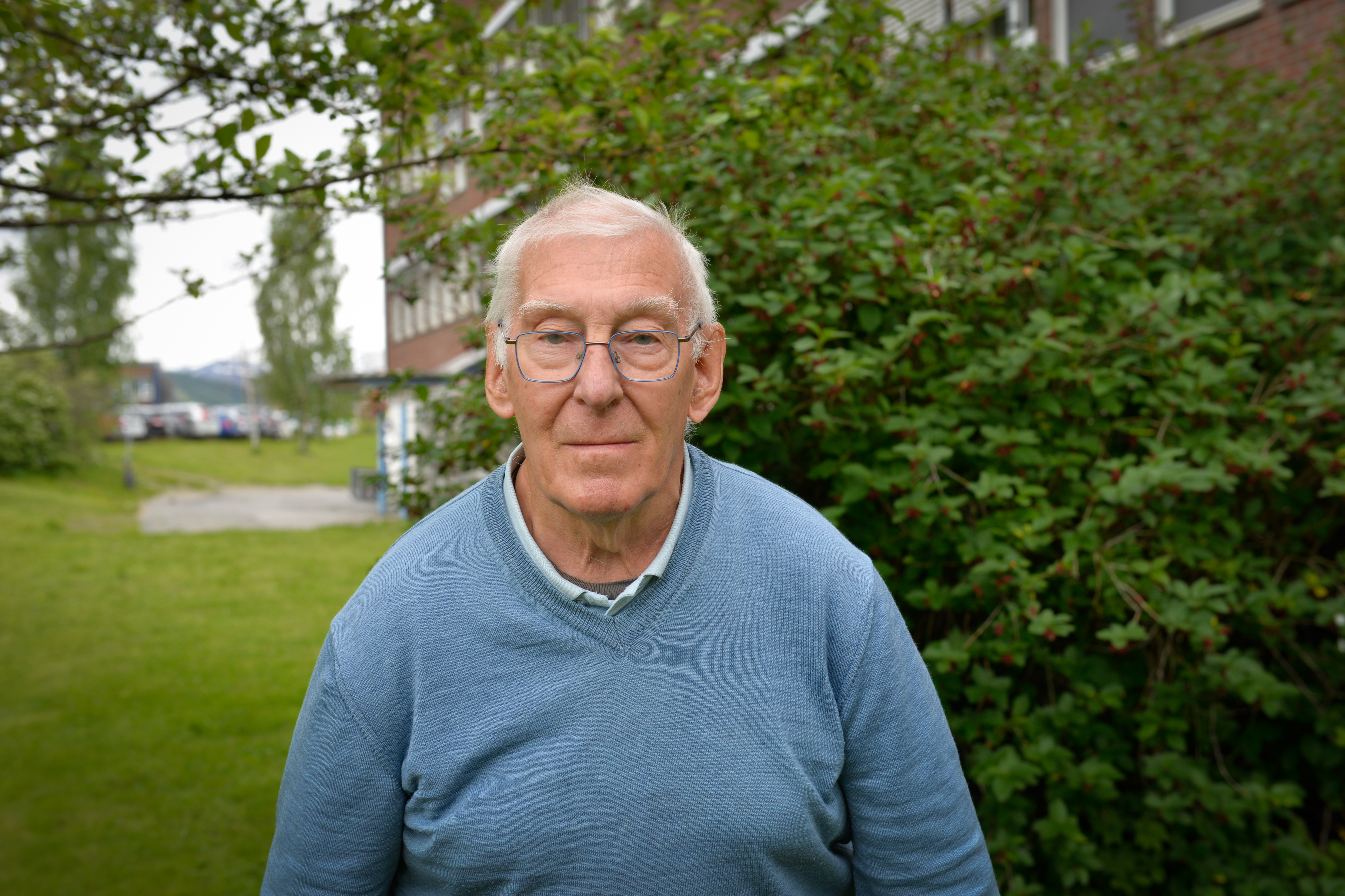 Mann med briller som ser inn i kameraet