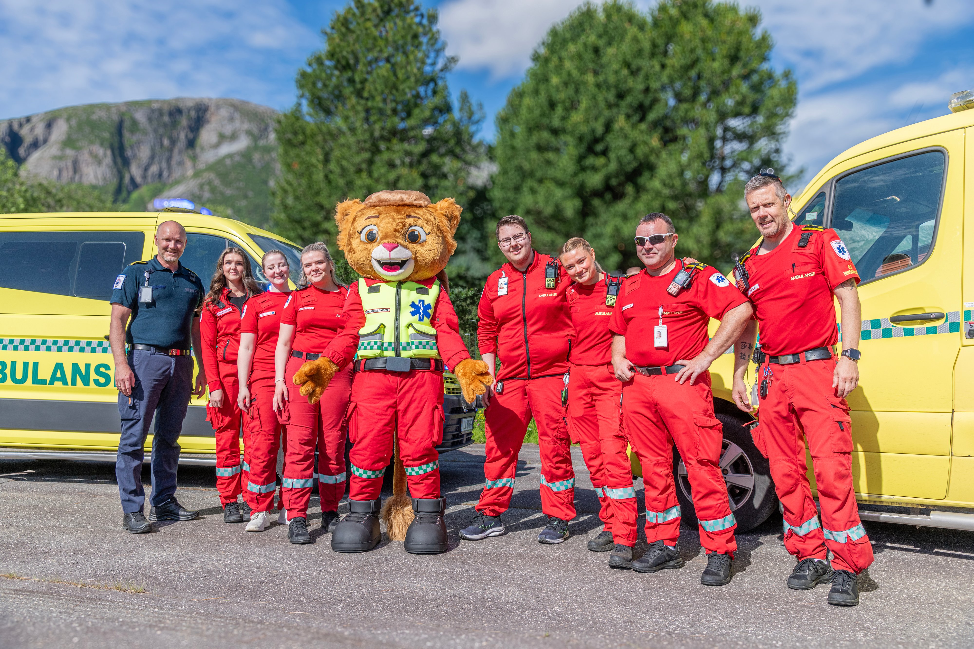 Ambulansemaskot med kollegaer