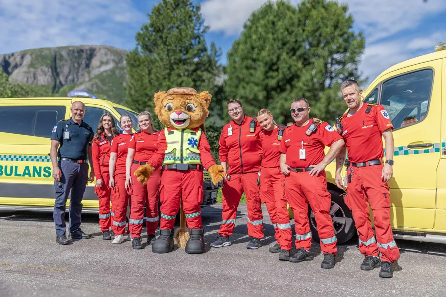 Ambulansemaskot med kollegaer