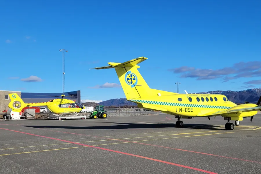 Et par gule fly på en rullebane