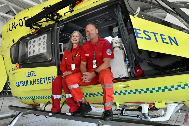 To sykepleiere i et helikopeter på bakken
