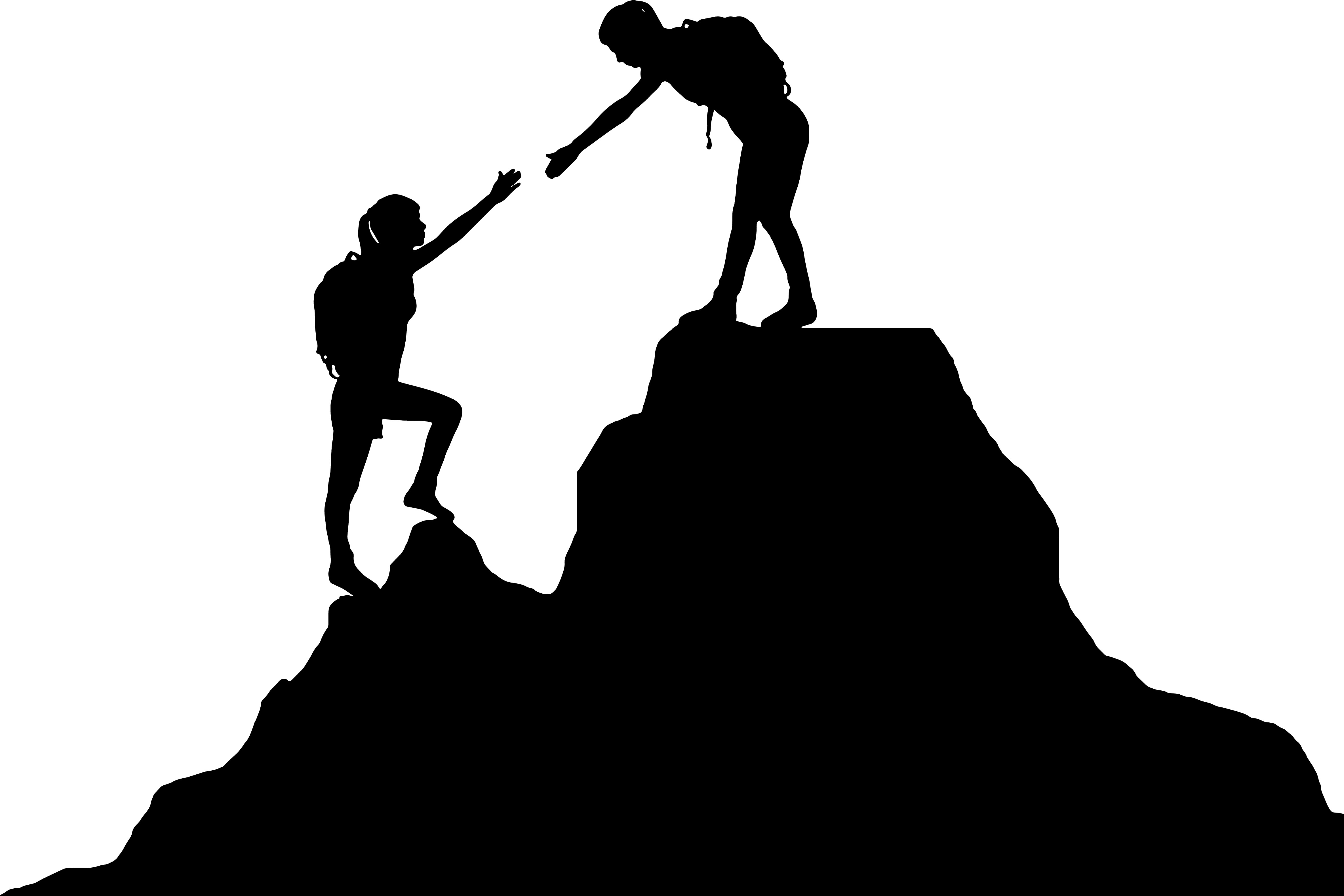 En mann og en kvinne som klatrer på en stein