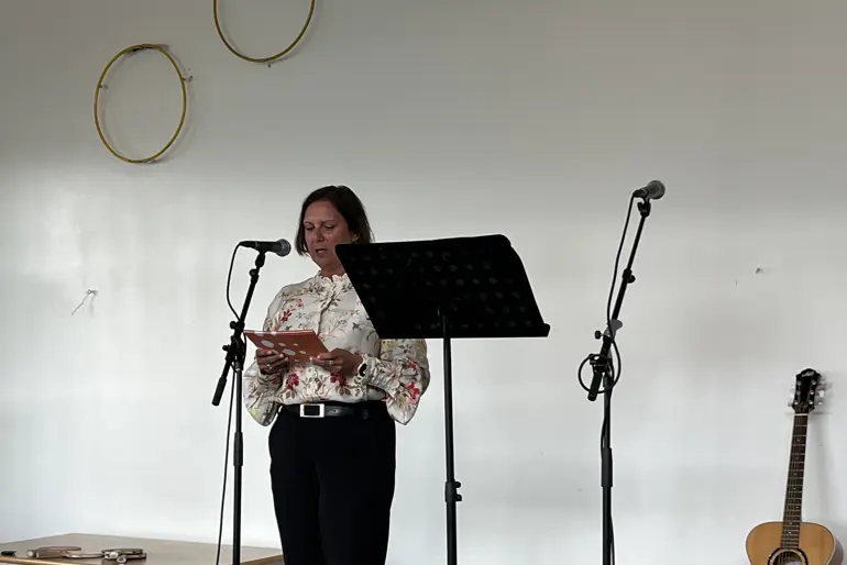 En person som står på et podium