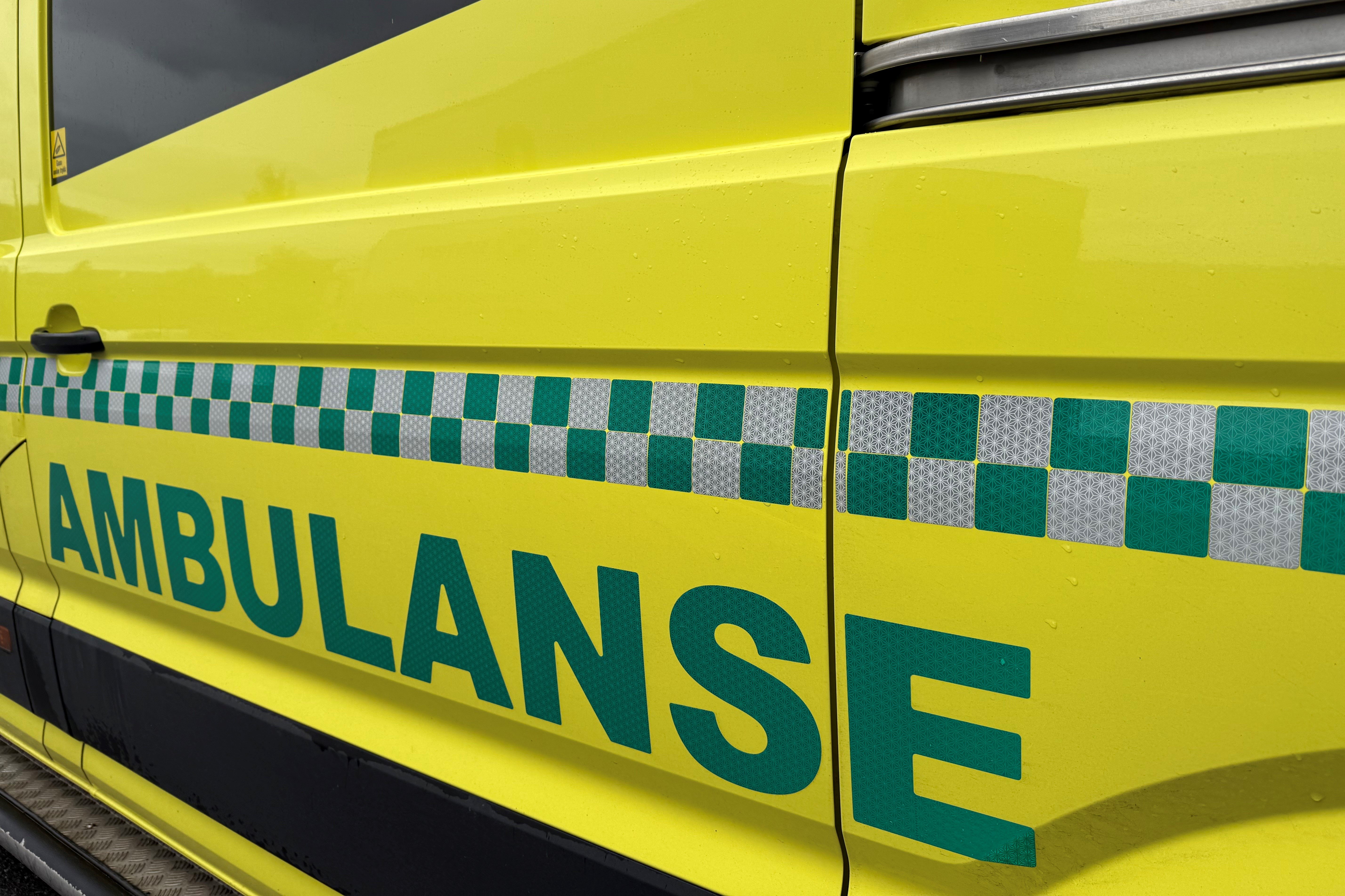 Nærbilde av en gul ambulanse