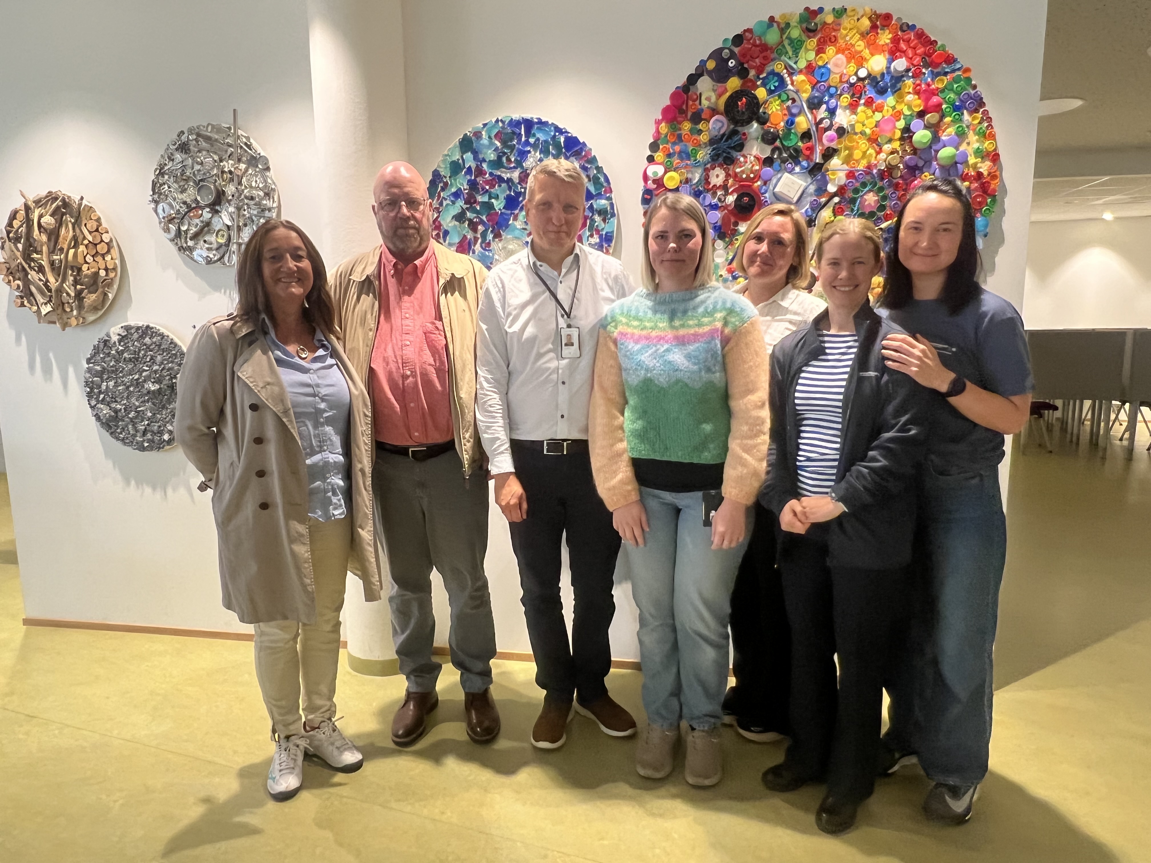 En gruppe mennesker som poserer for et bilde