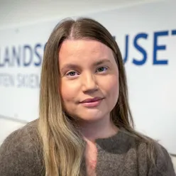 En kvinne med langt hår