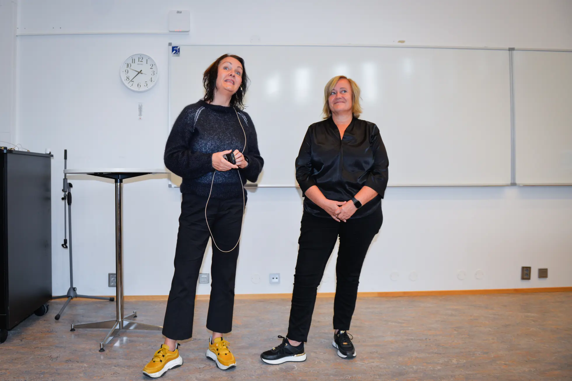 To damer står og snakker