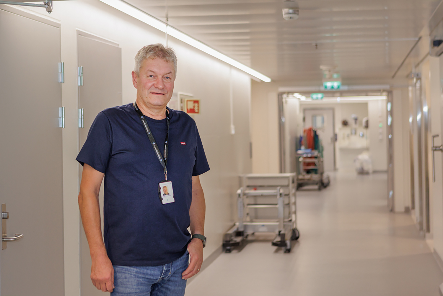 En mann som står på et sykehusrom