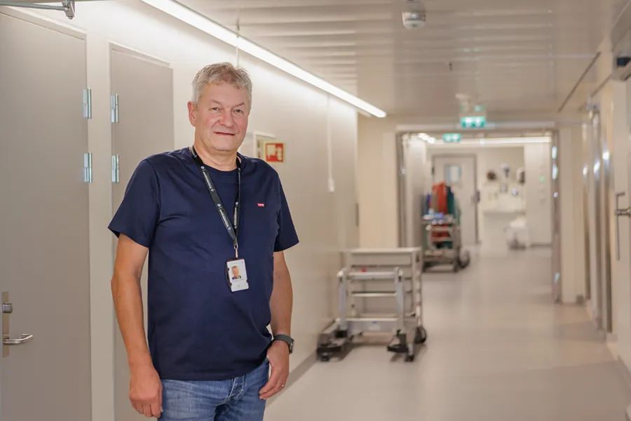 En mann som står på et sykehusrom