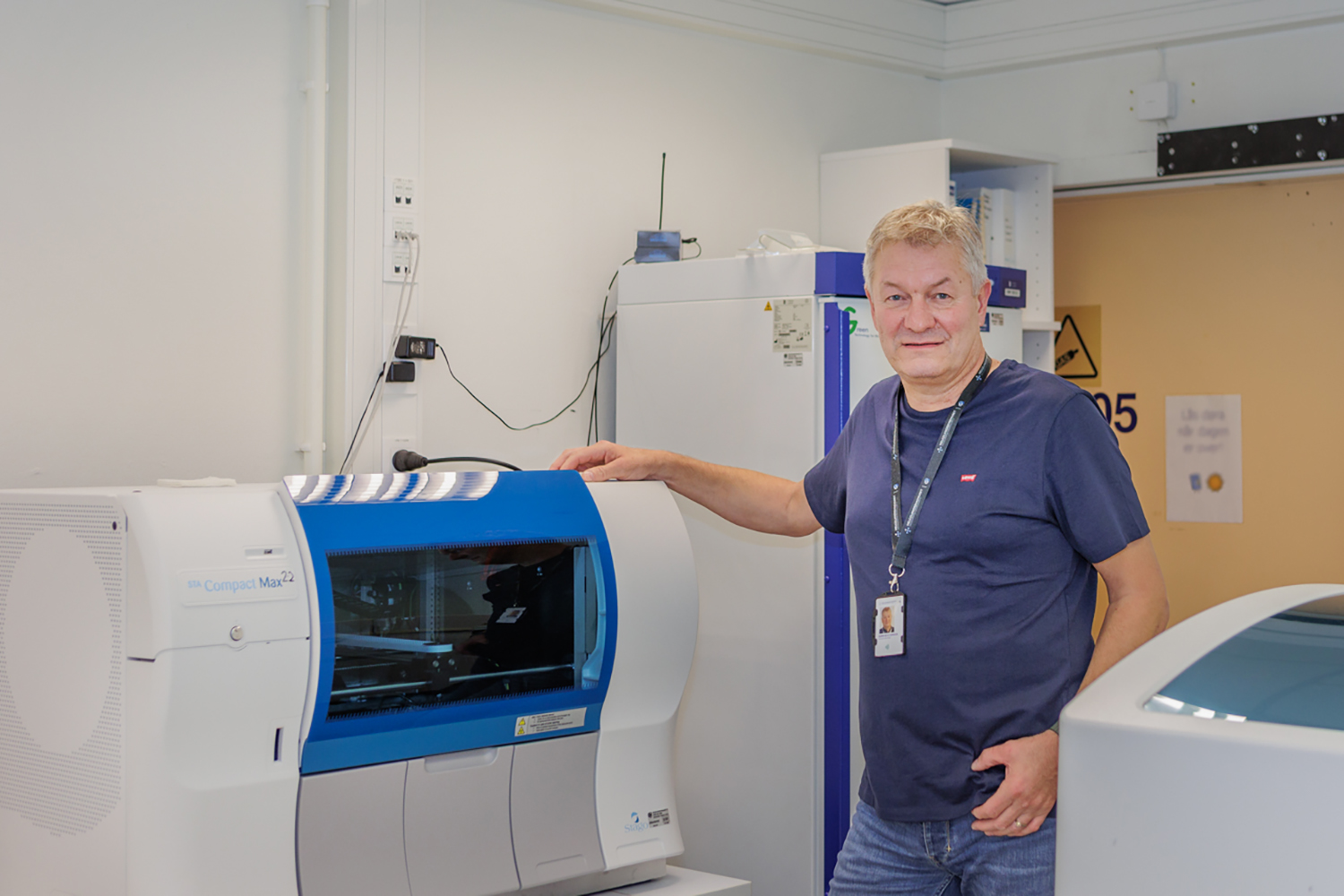 En mann som står ved siden av en maskin