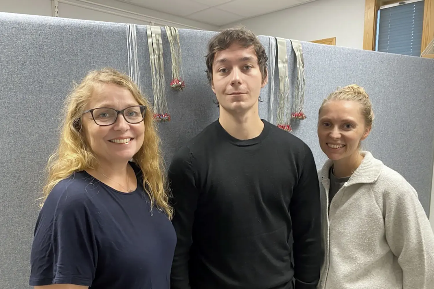 En gruppe mennesker som poserer for kameraet