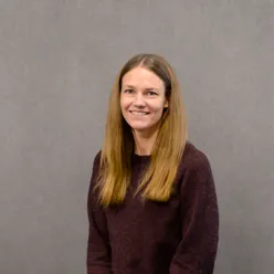 En kvinne som smiler til kameraet