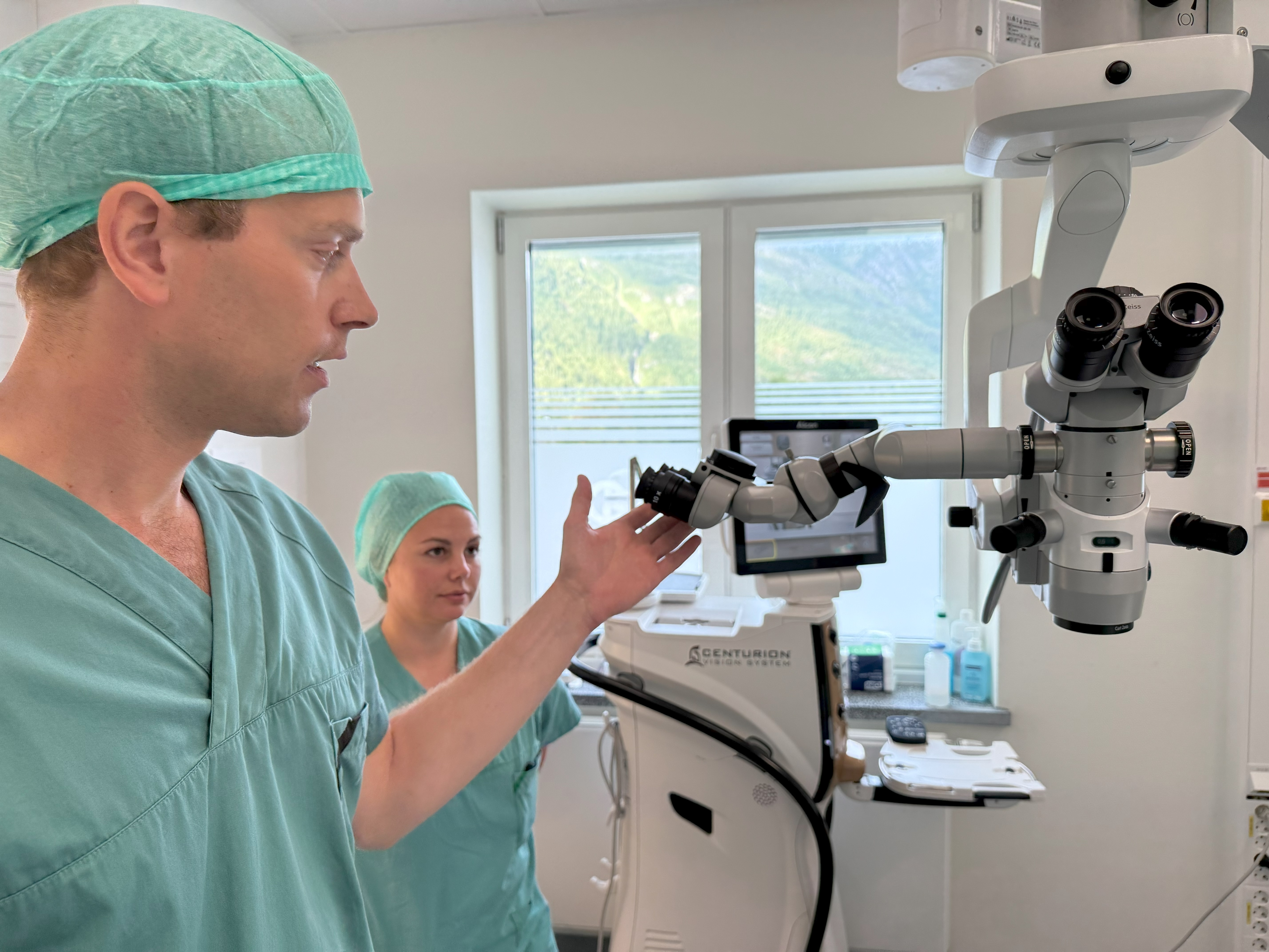 En lege som ser på en maskin